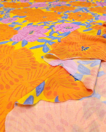 %85 Rayon %15 Elastan Sarı Üzeri Turuncu Pembe Mavi Çiçekli Sandy Jarse Benzeri Örme Kumaş Elbiselik & Bluzluk En: 130cm