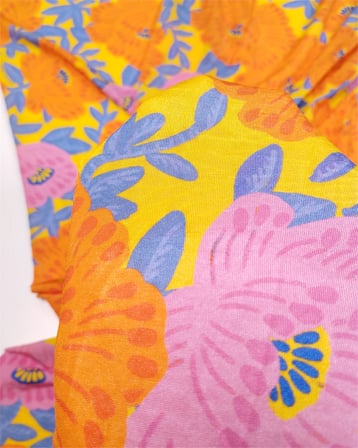 %85 Rayon %15 Elastan Sarı Üzeri Turuncu Pembe Mavi Çiçekli Sandy Jarse Benzeri Örme Kumaş Elbiselik & Bluzluk En: 130cm