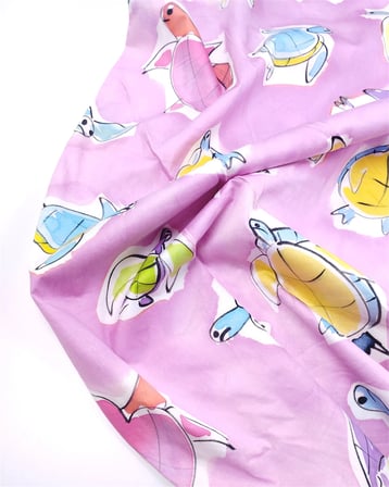 Pembe Üzeri Renkli Kaplumbağ Desenli Telalı Pamuk Saten Kumaş Elbiselik & Eteklik En: 145cm