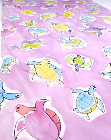 Pembe Üzeri Renkli Kaplumbağ Desenli Telalı Pamuk Saten Kumaş Elbiselik & Eteklik En: 145cm