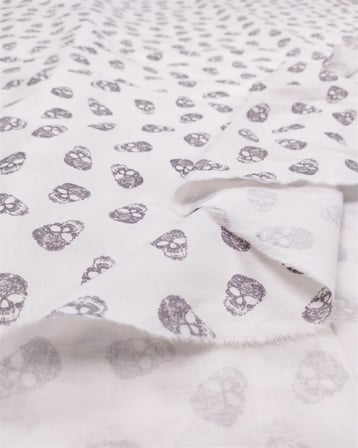Beyaz Üzeri Gri Kuru Kafa Desenli Pamuklu Dokuma Kumaş Gömleklik & Elbiselik En: 150cm