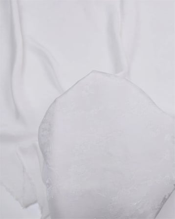 Beyaz Üzeri Jakarlı Çiçek Desenli İnce Dökümlü Saten Viskon Kumaş Elbiselik & Eteklik En: 150cm