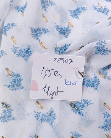 Beyaz Üzeri Mavi Çiçekli Dore Simli Krinkıl Şifon Kumaş Elbiselik & Pareoluk En: 145cm