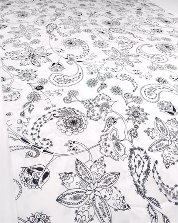 Beyaz Üzeri Siyah Çiçek Baskılı İnce Pamuk Saten Kumaş Elbiselik & Eteklik 140x370cm