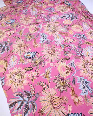 %85 Rayon %15 Elastan İnce Esnek Sandy Benzeri Jarse Koyu Pembe Üzeri Çiçek Desenli Kumaş Elbiselik & Bluzluk En: 130cm