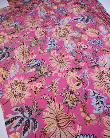 %85 Rayon %15 Elastan İnce Esnek Sandy Benzeri Jarse Koyu Pembe Üzeri Çiçek Desenli Kumaş Elbiselik & Bluzluk En: 130cm