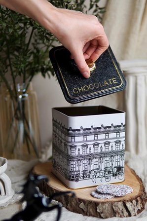 -Er023-1j City Chocolate Desenli Kare Metal Saklama Kabı 12x12 Cm (City Chocolate)