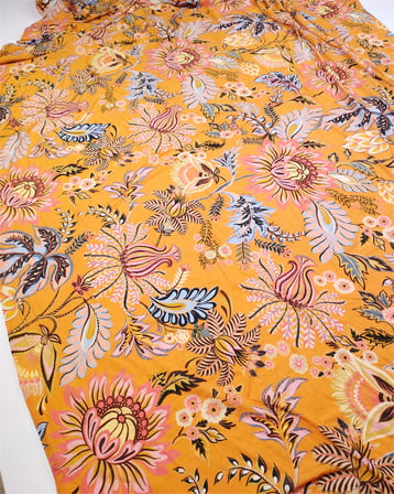 %85 Rayon %15 Elastan İnce Esnek Sandy Benzeri Jarse Turuncu Üzeri Çiçek Desenli Kumaş Elbiselik & Bluzluk En: 120cm