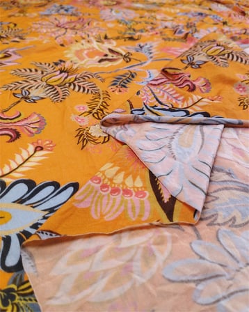 %85 Rayon %15 Elastan İnce Esnek Sandy Benzeri Jarse Turuncu Üzeri Çiçek Desenli Kumaş Elbiselik & Bluzluk En: 120cm