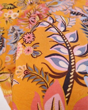 %85 Rayon %15 Elastan İnce Esnek Sandy Benzeri Jarse Turuncu Üzeri Çiçek Desenli Kumaş Elbiselik & Bluzluk En: 120cm