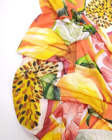 %85 Rayon %15 Elastan İnce Esnek Sandy Benzeri Jarse Turuncu Üzeri Meyve Desenli Kumaş Elbiselik & Bluzluk 130x140cm