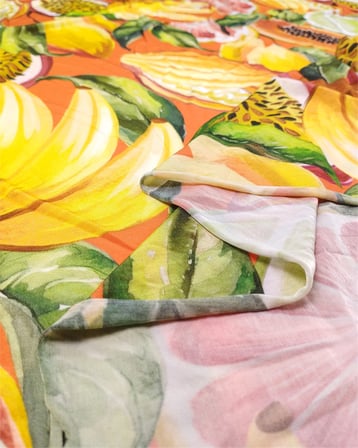 %85 Rayon %15 Elastan İnce Esnek Sandy Benzeri Jarse Turuncu Üzeri Meyve Desenli Kumaş Elbiselik & Bluzluk 130x140cm