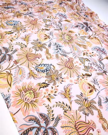 %85 Rayon %15 Elastan İnce Esnek Sandy Benzeri Jarse Açık Pembe Üzeri Çiçek Desenli Kumaş Elbiselik & Bluzluk En: 120cm