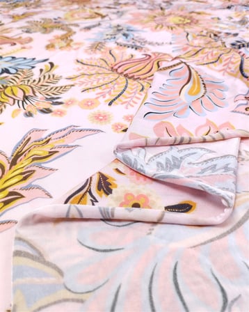 %85 Rayon %15 Elastan İnce Esnek Sandy Benzeri Jarse Açık Pembe Üzeri Çiçek Desenli Kumaş Elbiselik & Bluzluk En: 120cm