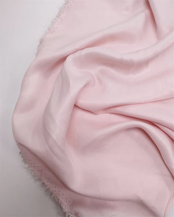 Açık Tatlı Bir Pembe Renkte Dökümlü Akışkan Serin Hissiyatta Saten Viskon Kumaş Elbiselik & Eteklik En: 140cm