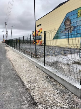 100'Lük Panel Çit Takım 2.5 Mt + 1 direk Avantaj paket Yeşil Renk