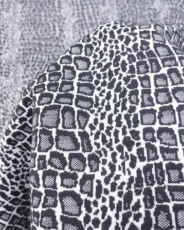 Siyah Gri Desenli Dolgun Esnek Jakarlı Örme Kumaş Hırkalık & Kazaklık 160x100cm