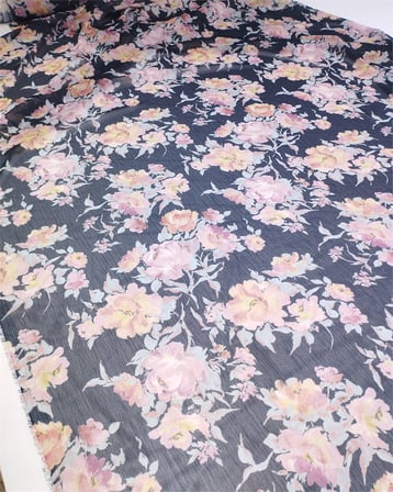 Siyah Üzeri Çiçek Desenli Krinkıl Şifon Dokuma Kumaş Elbiselik & Pareoluk En: 145cm