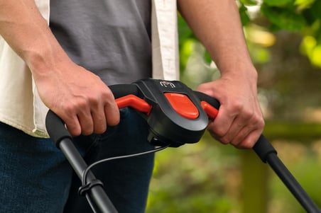 Bosch Rotak 18V-38 (2x 4.0Ah, Çift Akü) Çim Biçme Makinesi