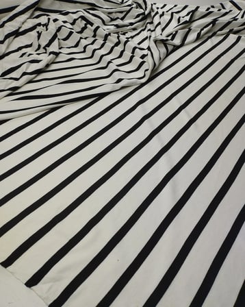 Ekru Siyah Enine Çizgili Dökümlü Esnek Viskonlu İnterlok Örme Kumaş Elbiselik & Bluzluk 180x95cm