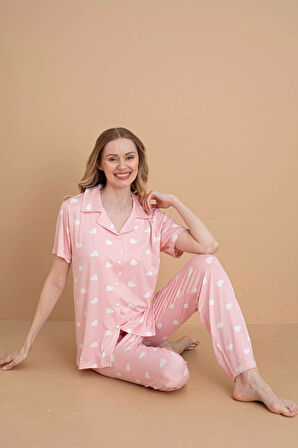 Pijamerry Kadın Milan Kumaş Gömlek Yaka Kalp Desenli Pudra Pijama Takımı