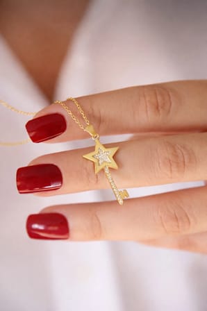 18k Altın Kaplamalı 925 Ayar Gümüş Yıldız Figürlü Anahtar Kolye - 23173902