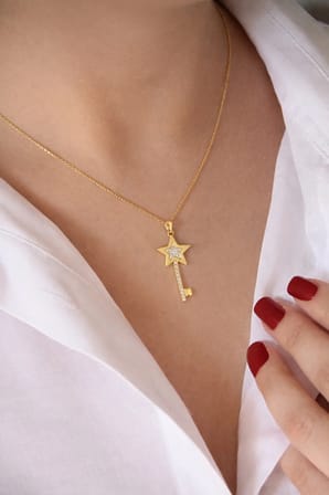 18k Altın Kaplamalı 925 Ayar Gümüş Yıldız Figürlü Anahtar Kolye - 23173902