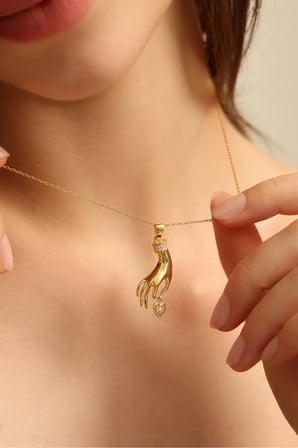 18K Altın Kaplamalı 925 Ayar Gümüş Kalp Tutan El Figürlü Kolye - 23184002