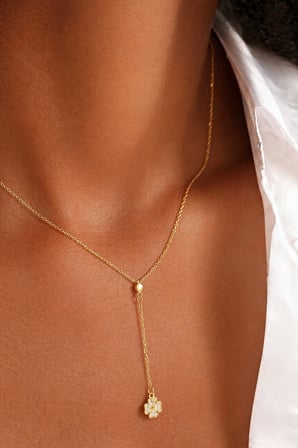 18K Altın Kaplamalı 925 Ayar Gümüş Sallantılı Yonca Kolye - 23185501