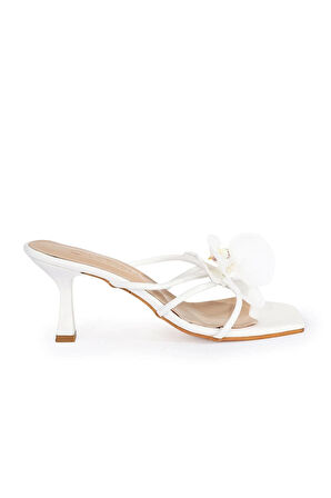 Jena Beyaz Çiçek Detaylı Terlik