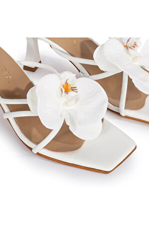 Jena Beyaz Çiçek Detaylı Terlik