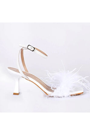 Diva Tüylü Beyaz Kadeh Topuklu Ayakkabı