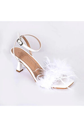 Diva Tüylü Beyaz Kadeh Topuklu Ayakkabı
