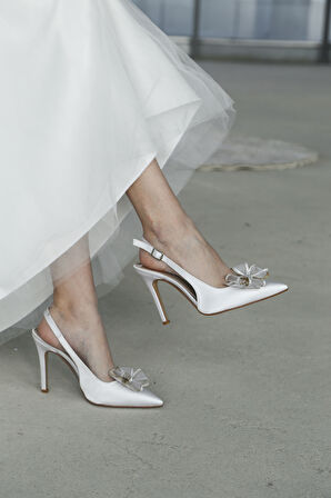 Asmara Fiyonk Taş Detaylı Beyaz Topuklu Ayakkabı