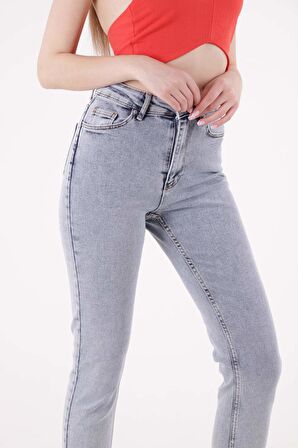 Paçaları Dikişsiz ve Yüksek Belli Cepli Astarsız Kadın Kot Pantolon Mom Fit Jean Kar Açık Mavi