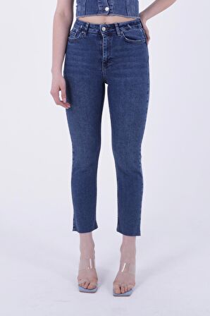 Paçaları Dikişsiz ve Yüksek Belli Cepli Astarsız Kadın Kot Pantolon Mom Fit Jean Koyu Mavi Denim