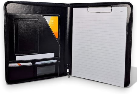 Premium Suni Deri Sekreterlik – Mandallı Evrak Tutucu, Tablet Bölmeli Organizer, Çok Gözlü Evrak Dosyası (Hesap Makinesiz Model), Fermuarlı (32.5 × 25 cm), Siyah