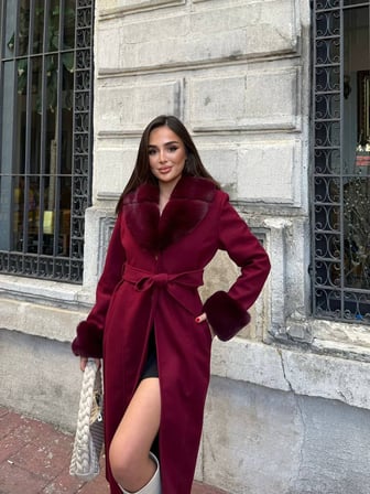 Premium Kürk Yakalı ve Kürk Manşetli Kuşaklı Uzun Kaşe Kaban - Bordo