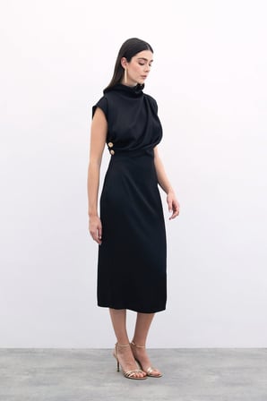 Düğme Detaylı Drapeli Siyah Midi Elbise