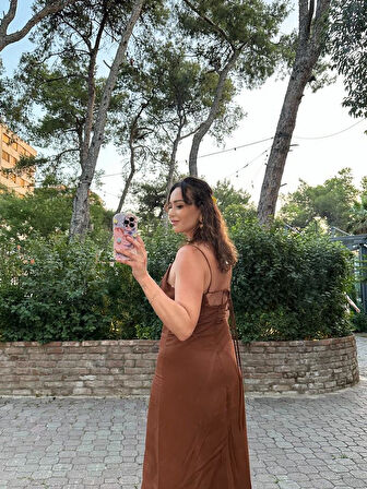 BAĞLAMA DETAY ASKILI KETEN ELBİSE