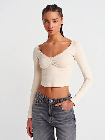 YAKASI DANTELLİ BÜZGÜLÜ BLUZ