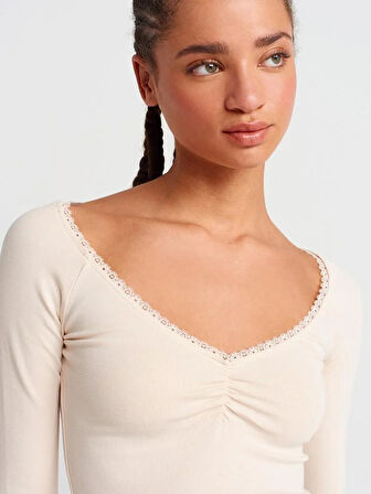 YAKASI DANTELLİ BÜZGÜLÜ BLUZ