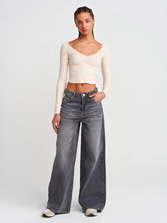 YAKASI DANTELLİ BÜZGÜLÜ BLUZ