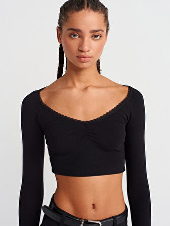 YAKASI DANTELLİ BÜZGÜLÜ BLUZ