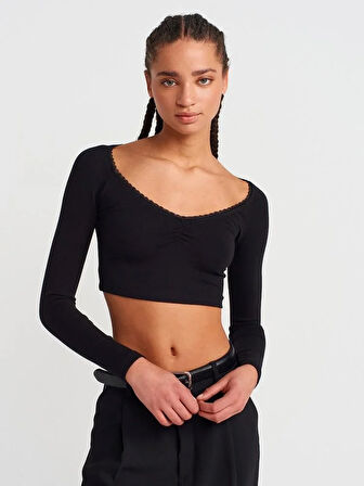 YAKASI DANTELLİ BÜZGÜLÜ BLUZ