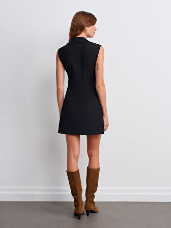 A KESİM DÜĞMELİ KOLSUZ ELBİSE