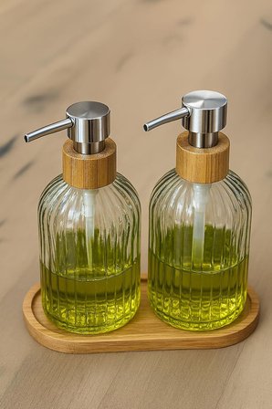 Zbern 2’li Cam Sıvı Sabunluk Seti – Füme Renk, 300 ml Şeffaf Cam Gövde, Doğal Bambu Başlık ve Stand – Modern Pompalı Dispenser – Banyo, Mutfak ve Lavabo Üstü Kullanım için Uygun