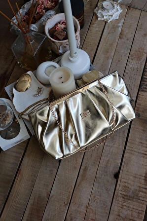 gold metal aksesuarlı büzgülü el çantası