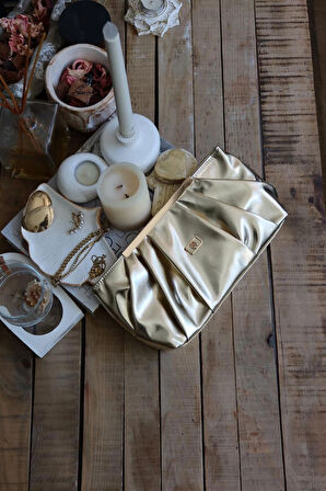 gold metal aksesuarlı büzgülü el çantası