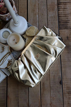 gold metal aksesuarlı büzgülü el çantası